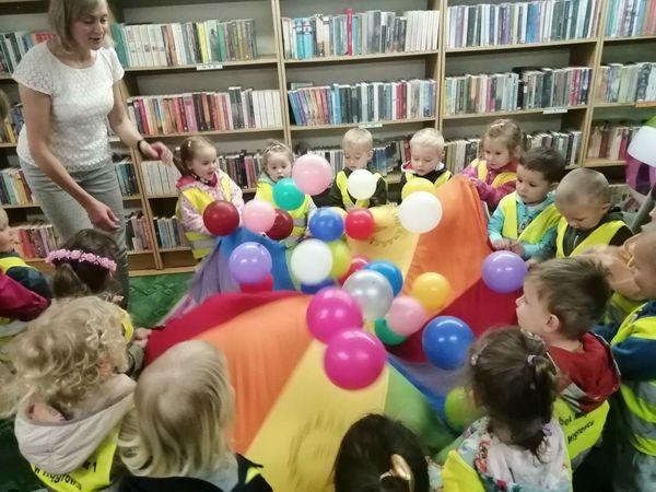 Dzieci w Bibliotece bawią się balonami 